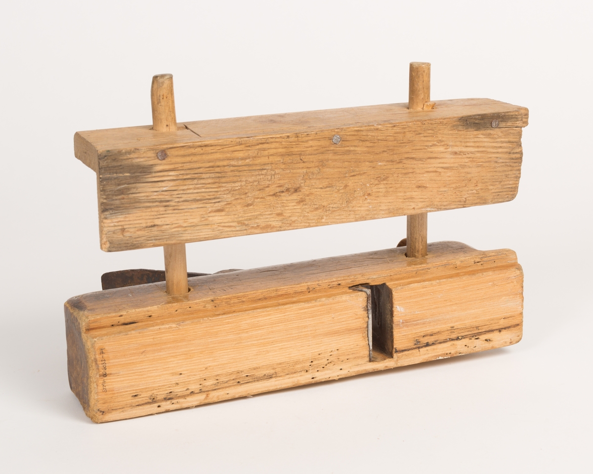 Profilhøvel med justerbart anlegg, kile og horn. .Sponutkastet har en pen utskåret hjerteform.
Anlegget og kile er av eik. Sålen og stokk er av ukjent treverk.