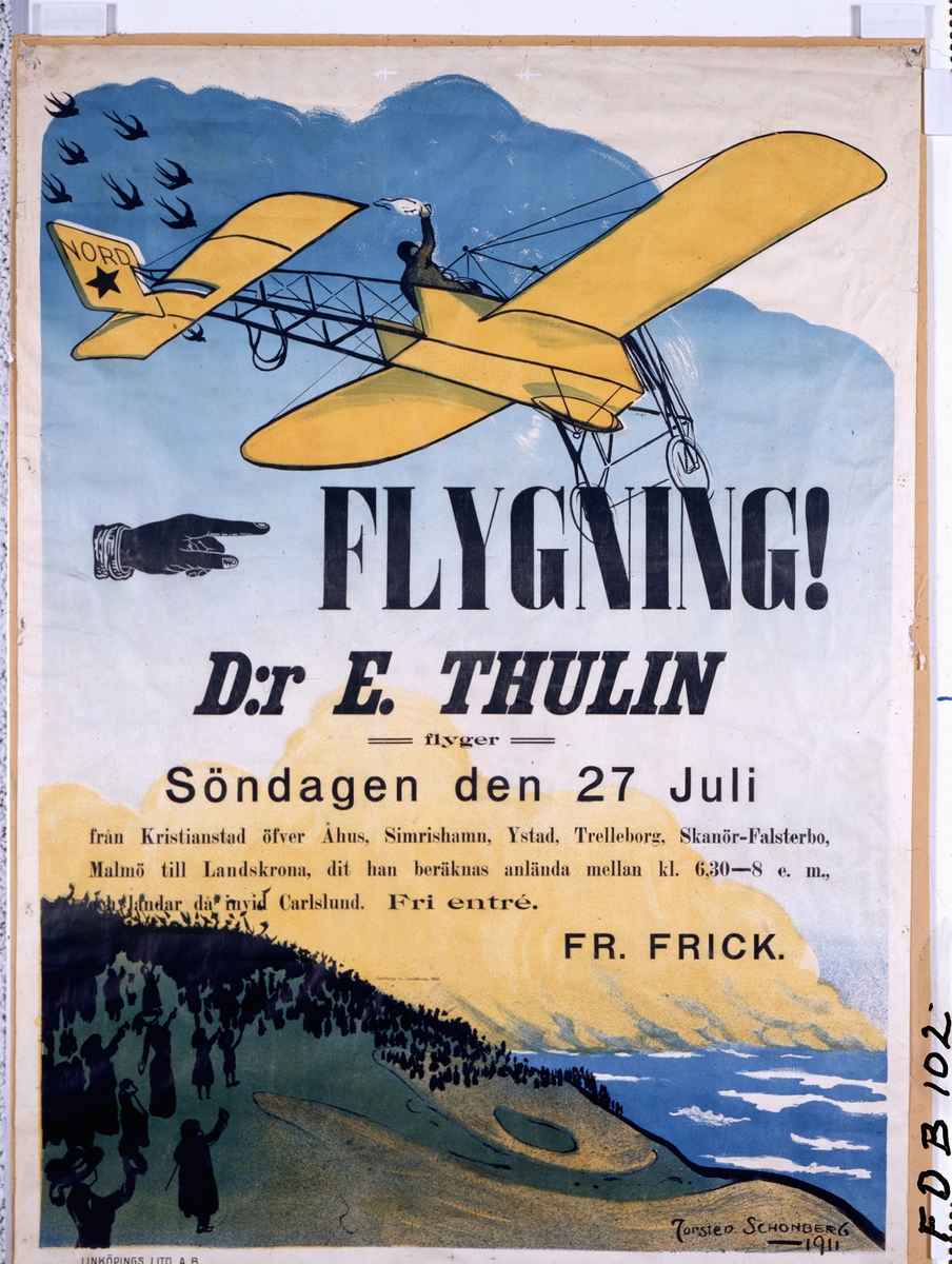 Färglitografiaffisch. Använd vid Dr Enoch Thulins flygningar vid Landskrona år 1913. Carl Cederström i flygmaskinen "Nordstjernan" samt åskådare på marken. Söndagen den 27 juli 1913. Efter Torsten Schonbergs teckning 1911.