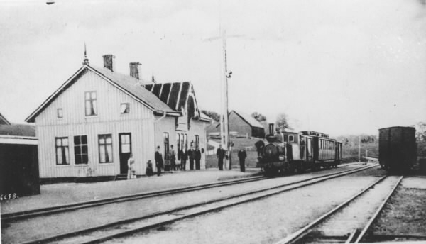 Brevkort, "Stationen, Wessigebro." Orten fick sin järnvägsstation då Falkenbergs Järnväg anlade första etappen fram till Fridhemsberg, invigd 1894. Ett lok med endast en vagn står vid stationen där en liten folkskara är samlad.
