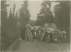 Byte av däck vid vägkanten.
Fotografi från John Neréns motorhistoriska samling.