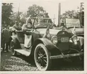 Män i Buick under biltävling.
Fotografi från John Neréns motorhistoriska samling.