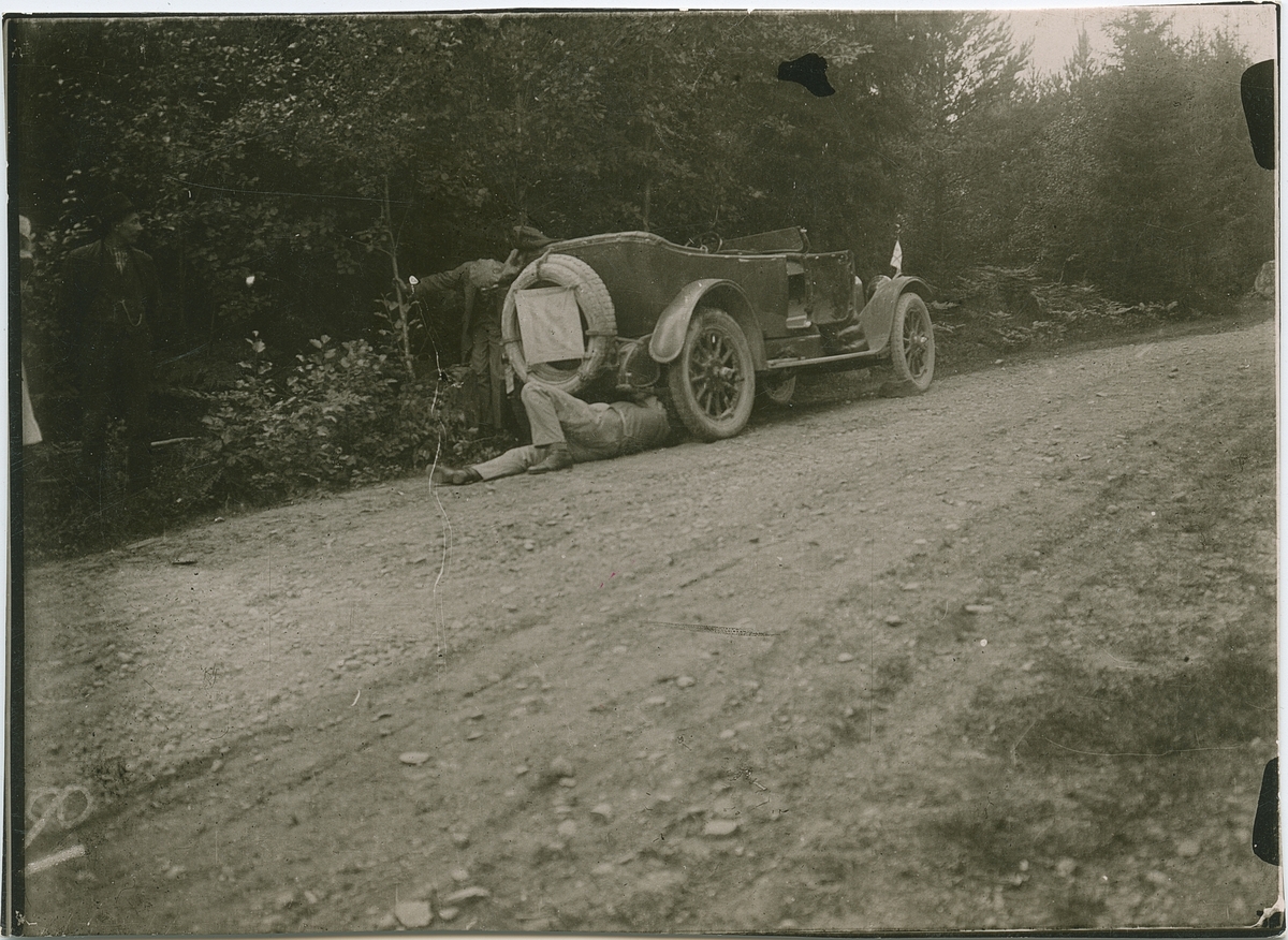 Reparation av bil vid vägkanten. 
Fotografi från John Neréns motorhistoriska samling.