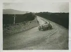 A. Divo i en Talbot Darracq rundar en trafikskylt i en kurva. International tourist trophy car races i Isle of Man.
Fotografi från John Neréns motorhistoriska samling.