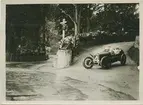 Manx Motor Road Races. Major H.O. Segrave rundar en kurva vid Governors Bridge.
Fotografi från John Neréns motorhistoriska samling.