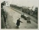 Manx Motor Road Races 1922. Jean Chassagne ses i bilen vid vid mållinjen.
Fotografi från John Neréns motorhistoriska samling.