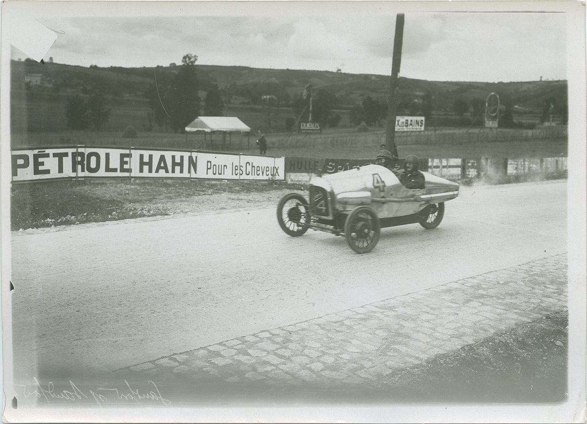 Biltävling, Frankrike. 
Fotografi från John Neréns motorhistoriska samling.