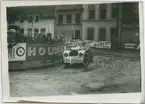 Biltävling i Frankrike.
Fotografi från John Neréns motorhistoriska samling.