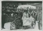 Glasskiosk på motorcykel, Frankrike.
Fotografi från John Neréns motorhistoriska samling.