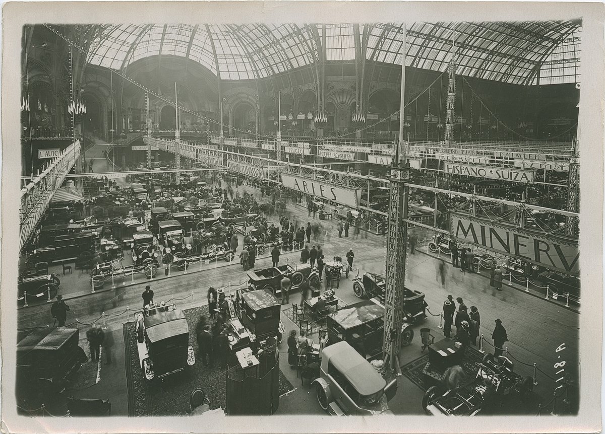 Troligtvis bilsalongen i Paris, "Mondial de lÁutomobile" mellan 1922-1927.
Fotografi från John Neréns motorhistoriska samling.