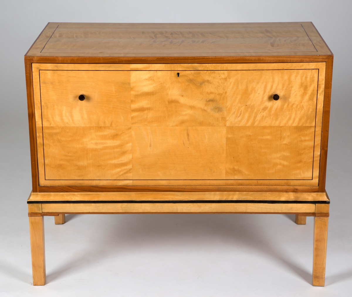 Skjenk i lys flammebjørk med intarsia.