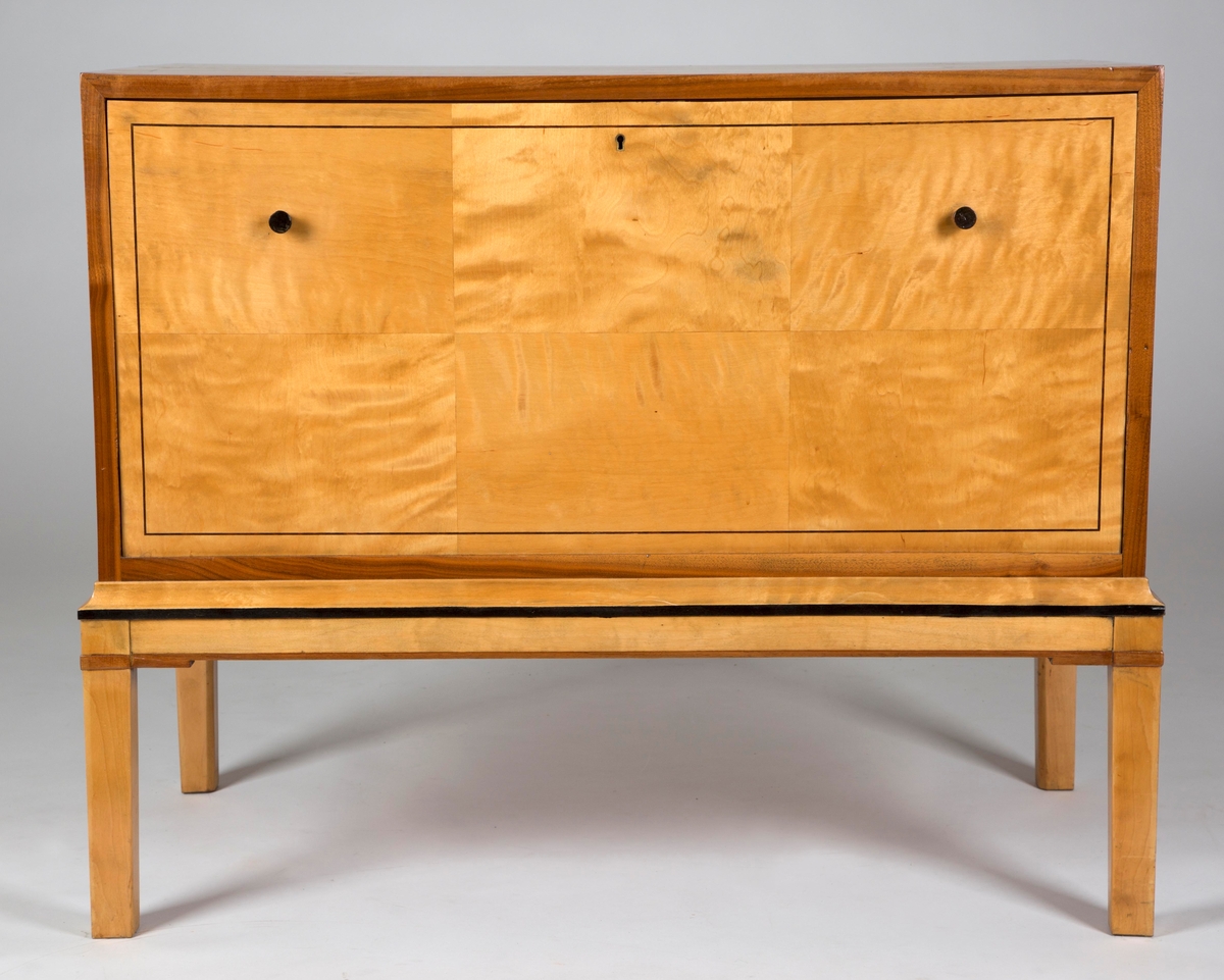 Skjenk i lys flammebjørk med intarsia.