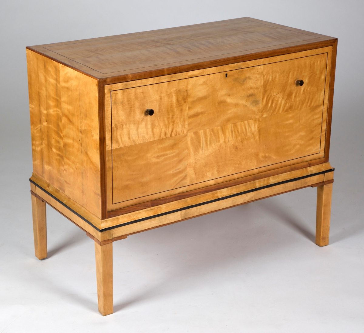 Skjenk i lys flammebjørk med intarsia.