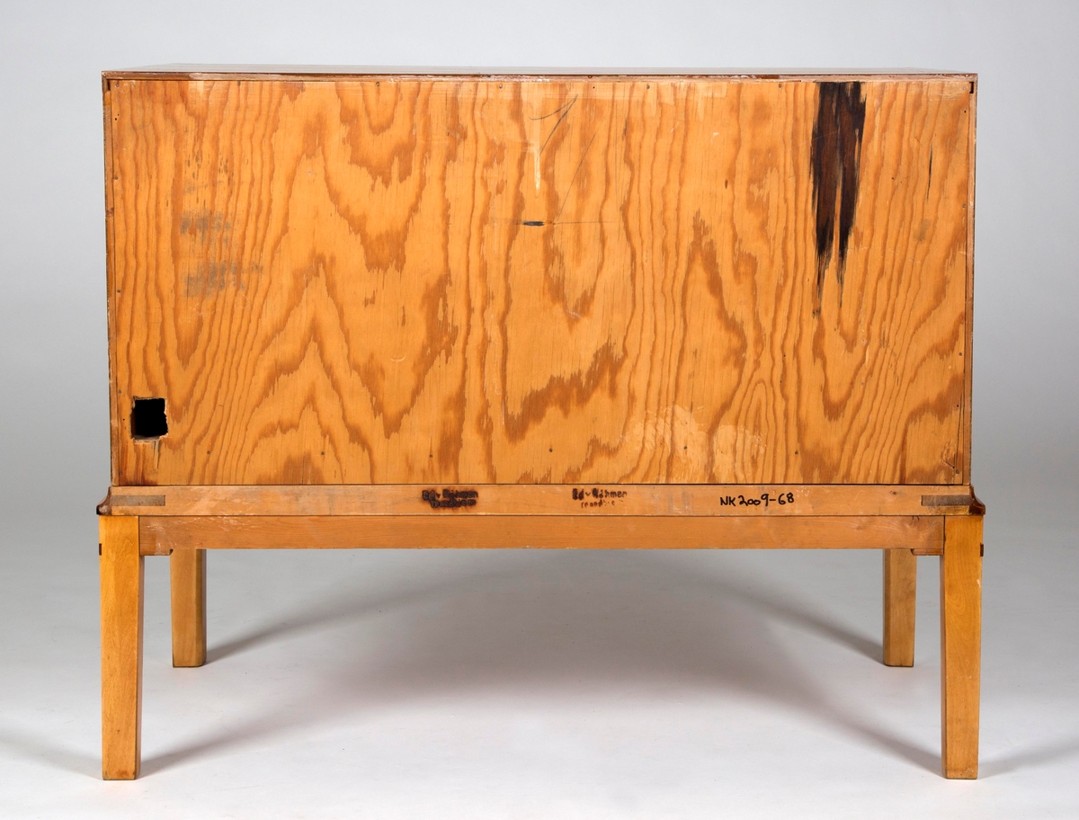 Skjenk i lys flammebjørk med intarsia.