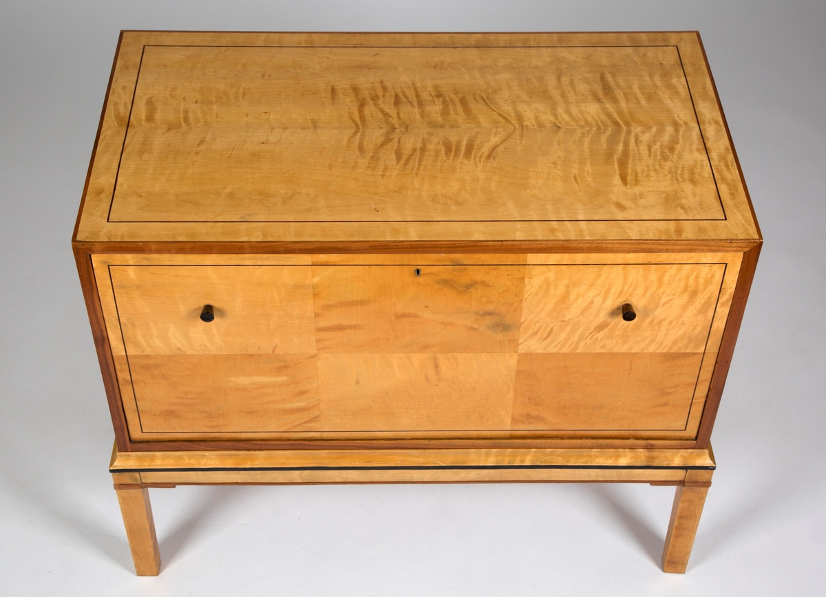 Skjenk i lys flammebjørk med intarsia.