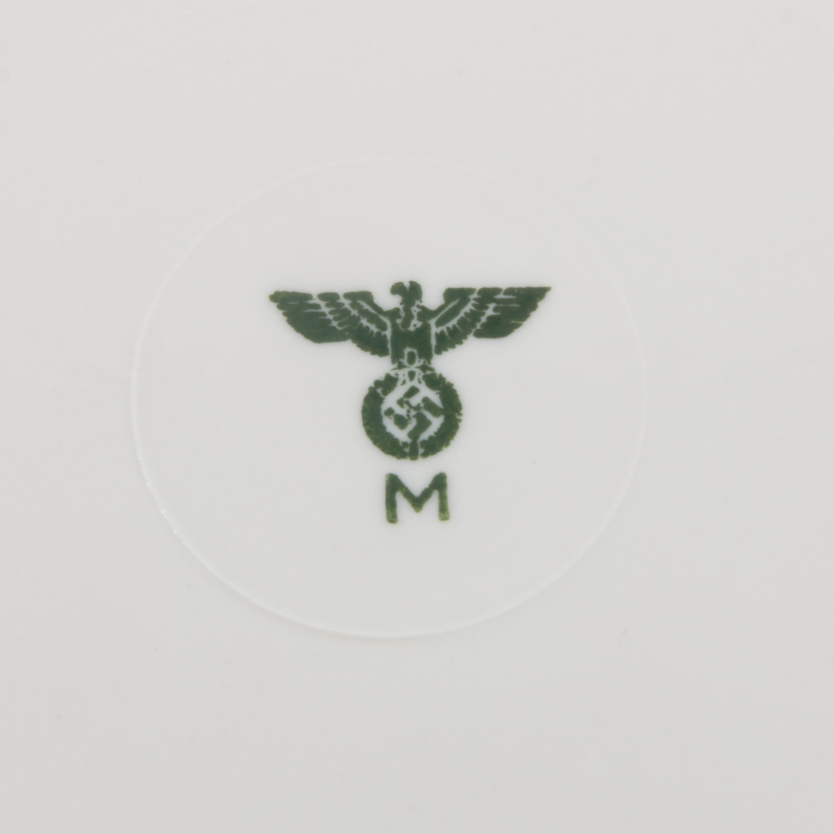 Middagstallerken i glasert porselen med stempel av den tyske ørn, svastiska og M (Kriegsmariene)