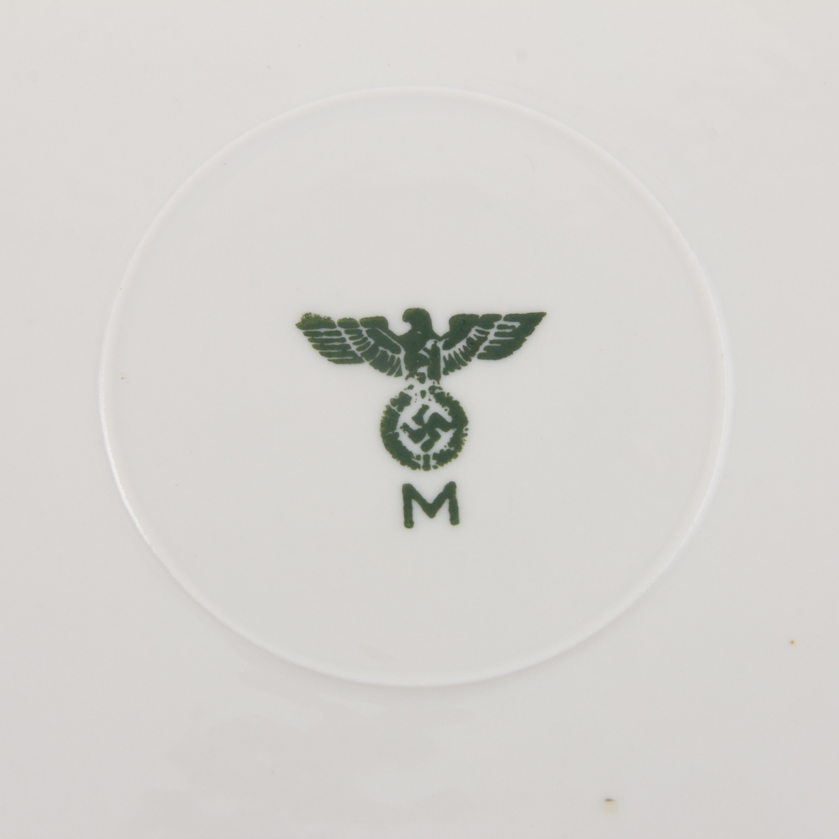 Middagstallerken i glasert porselen med stempel av den tyske ørn, svastiska og M (Kriegsmariene)