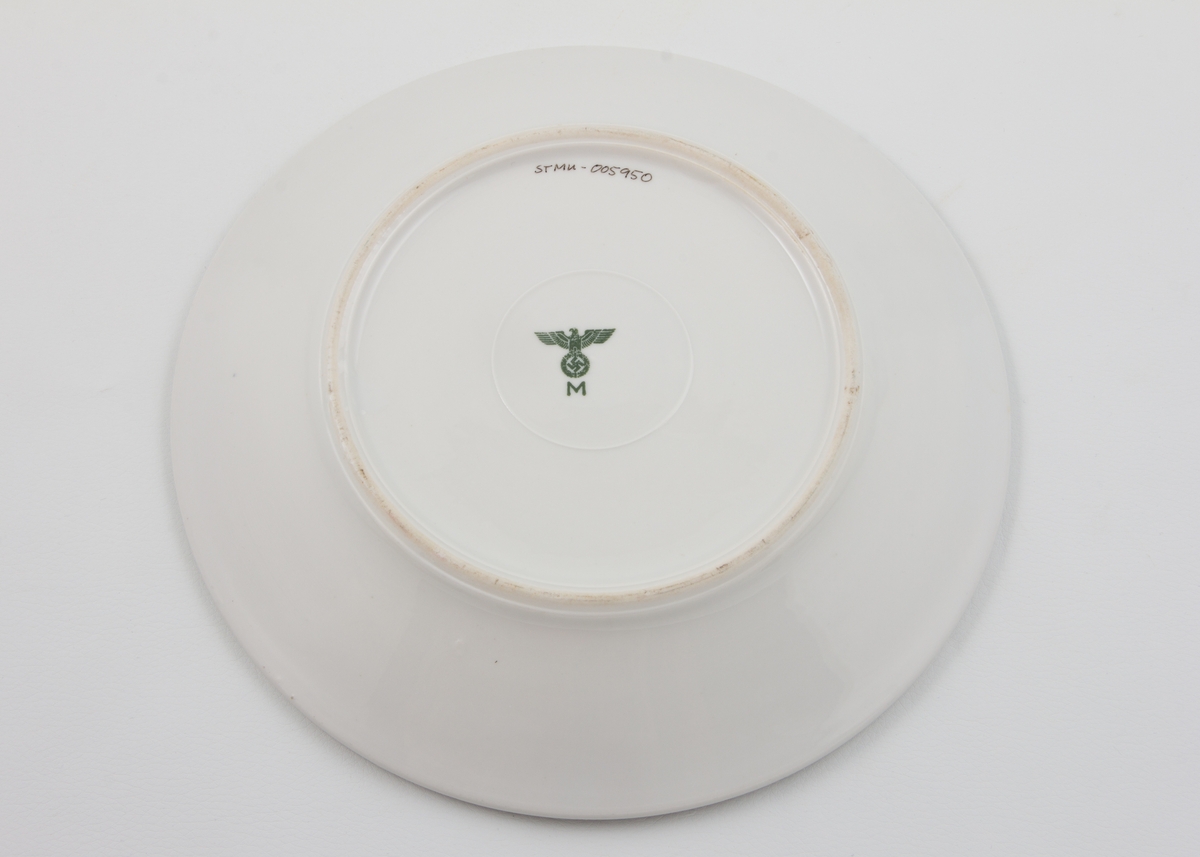 Middagstallerken i glasert porselen med stempel av den tyske ørn, svastiska og M (Kriegsmariene)