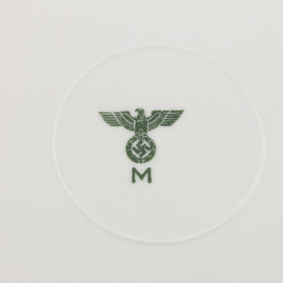 Middagstallerken i glasert porselen med stempel av den tyske ørn, svastiska og M (Kriegsmariene)