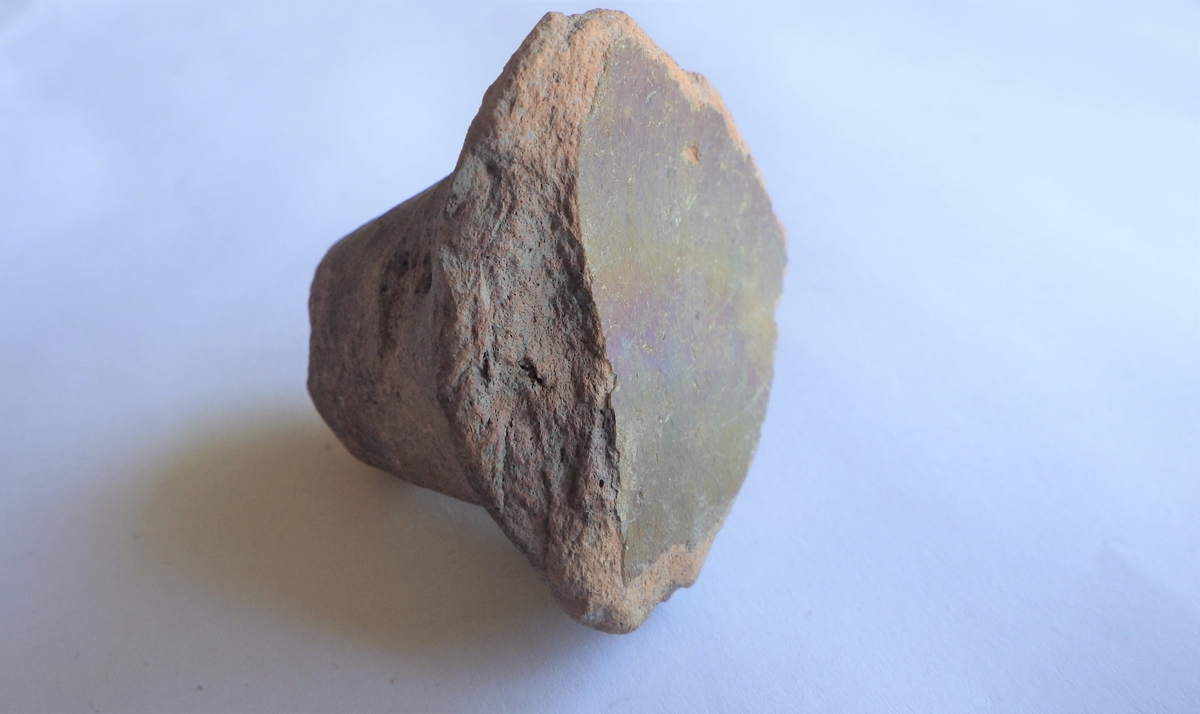 MALV: L. 3, 4 CM, INNSIDE BRUNGUL SALTGLASUR, UTVENDIG UGLASERT. 