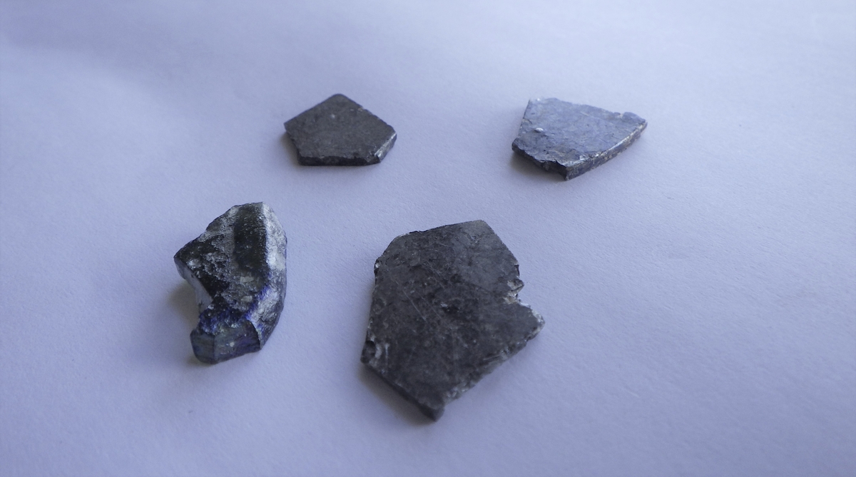 A-C: VINDUSGLASS, D: GRØNT- FLASKEGLASS ?