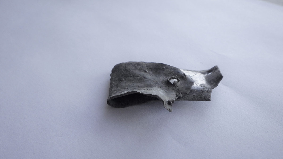 MALV: SE BESK., REKTANGULÆRT, M. 4 HULL, SAMMENBØYD. LENGDE I SAMMEN-BØYD TILSTAND 3, 5 CM, BREDDE 1, 8 CM. 