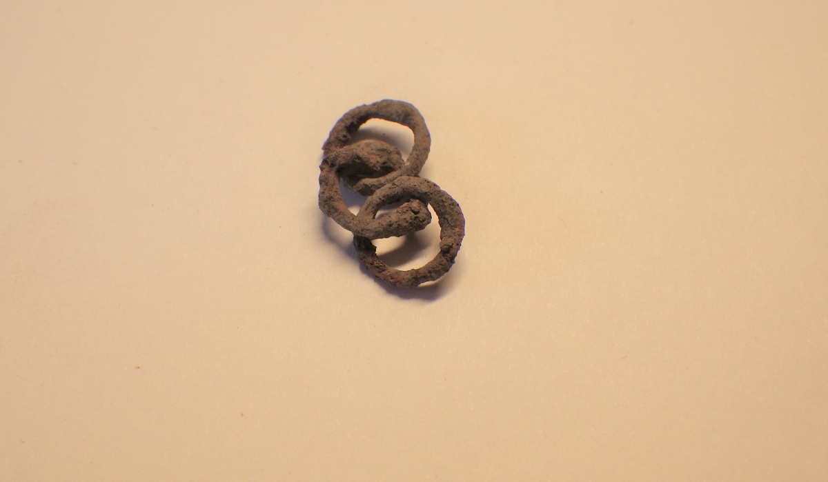 MALV: YTRE DIAM. 0, 8 CM, BESTÅR AV 3 SAMMENHENGENDE RINGER MED EN YTRE DIAM. PÅ 0, 8 CM. 