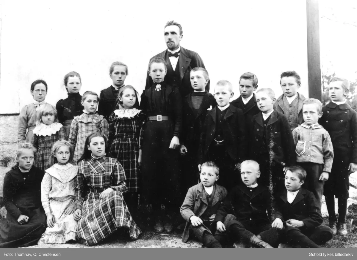 Elevene ved Neaskog skole i Varteig 1900. Lærer er P. Andersen Eng, han var også kirkesanger. Født i Rakkestad. Lærer Eng flyttet til Slemmestad i 1903, han døde der i 05.02.1911, ligger begravd på Røyken kirkegård. Han ble smittet av tuberkulose da han var i Varteig, døde også av tuberkulose. 

Navneliste med plassering, se fotokort.
1. rekke fra venstre: 
1. Agnes Lunde 
2. Sigrid Bergerud 
3. Hansine Westgaard
4. Thorvald Bergerud 
5. Arnt Lunde 
6. Georg Lunde

2. rekke fra venstre: 
7. Hulda Bergerud
8. Helga Lunde
9. Olga Rasken
10. Anna Westgaard
11. Marius Lunde
12. Georg Moene
13. Johan Martinsen Lundeberget
14. Sigurd Bergerud

3. rekke fra venstre: 
15. Dagny Lunde
16. Emma Lunde 
17. Inga Kultorp
18. P. Andersen Eng (lærer)
19. Gotfred Lunde
20. Olaf Bergerud
21. Hilmar Lunde