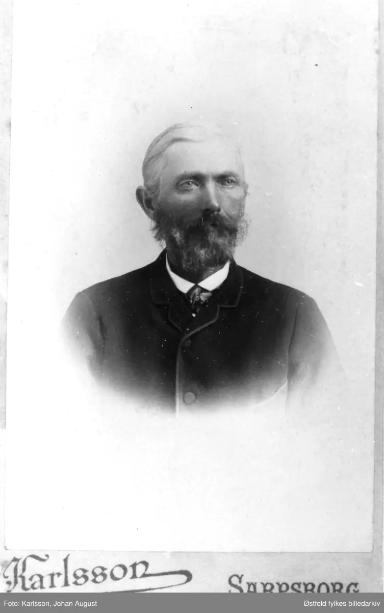 Portrett av Anders Sælid. Han var formann ved Furuholmen lense i Varteig i mange år, i tillegg til å være gårdbruker. Født på Lillehovden i Tune, giftet seg i 1861 med Kirsti Iversdatter Brunsby (1829-1917). Anders Sælid var også ivrig i avholdsarbeidet.