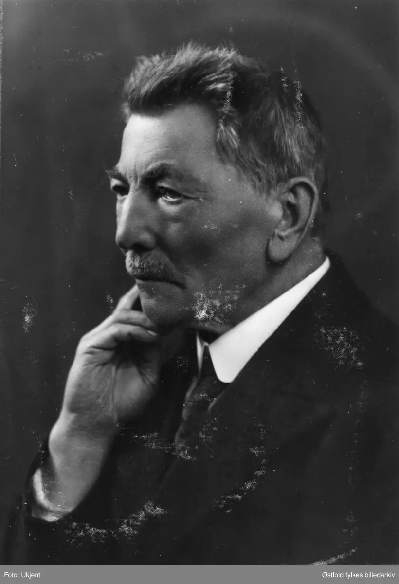 Portrett av Olaf Tonning. Lærer i Østaskogs skole i Varteig fra 1877 til 1924. I tillegg til å drive gårdene Askersby og Toreby, var han medlem av herredstyret, direktør i Sparebanken, og overformynder i kommunen.