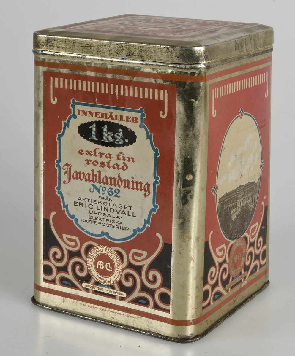 Burk av plåt, kvadratisk med plant lock fäst med gångjärn, flerfärgstryck i guld, rött,  blått, svart och vitt. Text på framsidan: "INNEHÅLLER 1 kg extra fin rostad javablandning No 62 FRÅN AB ERIC LINDVALL UPPSALA ELEKTRISKA KAFFEROSTERIER" samt varumärke. Burken tillverkad hos AB Brusewitz bleckvarufabrik, Göteborg. På övriga sidor i ovala ramar fotografier av Uppsala Universitet, Slott och Domkyrka. I botten fanns tidigare hyllpapper i vitt och blått.