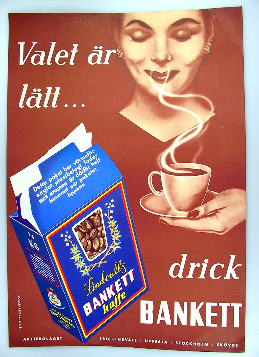 Reklamskylt av papp med flerfärgstryck på ena sidan. Brun botten, tecknad bild av kvinna som njuter av en kopp rykande kaffe. Kaffekoppen i förgrunden. Vit text: Valet är lätt... drick BANKETT. I förgrunden till vänster tecknad bild föreställande ett blått kaffepaket med bland annat texten Lindvalls BANKETT kaffe. Längst ner på skylten vit text: AKTIEBOLAGET ERIC LINDVALL, UPPSALA, STOCKHOLM, SKÖVDE.
