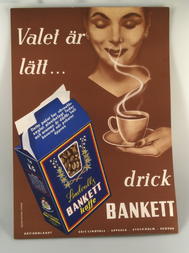 Reklamskylt av papp med flerfärgstryck på ena sidan. Brun botten, tecknad bild av kvinna som njuter av en kopp rykande kaffe. Kaffekoppen i förgrunden. Vit text: Valet är lätt... drick BANKETT. I förgrunden till vänster tecknad bild föreställande ett blått kaffepaket med bland annat texten Lindvalls BANKETT kaffe. Längst ner på skylten vit text: AKTIEBOLAGET ERIC LINDVALL, UPPSALA, STOCKHOLM, SKÖVDE.
