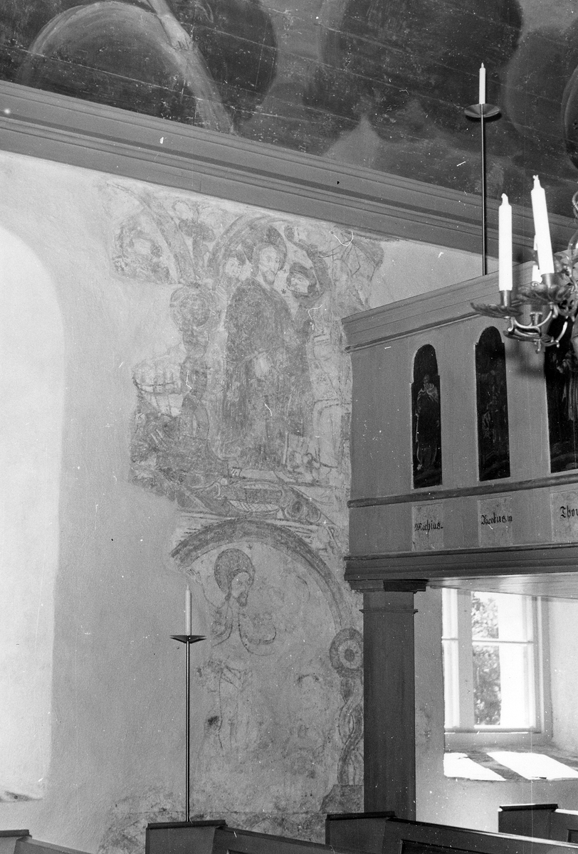 Stråvalla sn. Stråvalla kyrka.
Foto 1 Norra långhusväggen, efter konservering.
Foto 2 Södra långhusväggen, efter konservering.
Foto 3 Södra långhusväggen. Detalj vid läktaren, efter konservering.