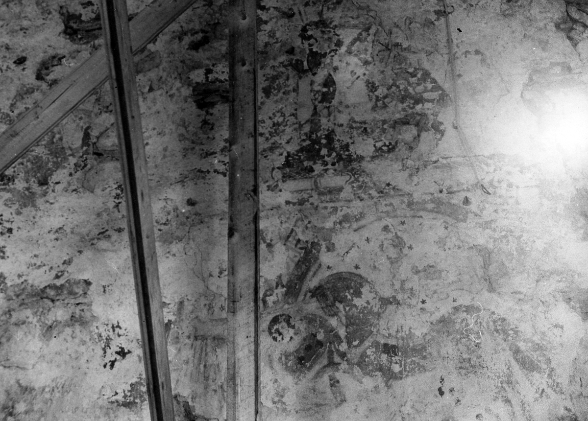 Stråvalla sn.
Stråvalla kyrka efter renoveringen juni 1964.
Foto 1, Norra långhusväggen, detalj bakom predikstolen, efter restaureringen. 
Foto 2, Södra långhusväggen, detalj av målning omedelbart öster om läktarbröstningen och nedanför taklisten.
Foto 3 Del av kalkmålning på flätbandsfris, norra långhusväggen.
Foto 4 Norra långhusväggen, del av kalkmålning i arkad på flätbandsfris.
Foto 5 Norra långhusväggen, nedre delen av kalkmålning i arkad flätbandsfris.
Foto 6, Norra långhusväggen, del av kalkmålning med mittbård och underliggande arkadbåge.