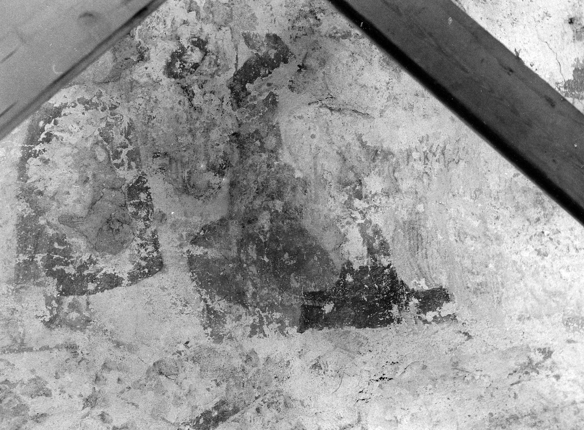 Stråvalla sn.
Stråvalla kyrka efter renoveringen juni 1964.
Foto 1, Norra långhusväggen, detalj bakom predikstolen, efter restaureringen. 
Foto 2, Södra långhusväggen, detalj av målning omedelbart öster om läktarbröstningen och nedanför taklisten.
Foto 3 Del av kalkmålning på flätbandsfris, norra långhusväggen.
Foto 4 Norra långhusväggen, del av kalkmålning i arkad på flätbandsfris.
Foto 5 Norra långhusväggen, nedre delen av kalkmålning i arkad flätbandsfris.
Foto 6, Norra långhusväggen, del av kalkmålning med mittbård och underliggande arkadbåge.
