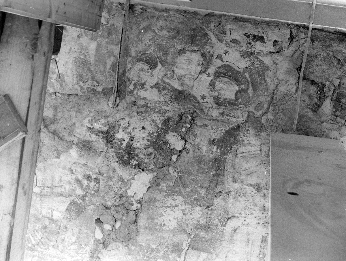 Stråvalla sn.
Stråvalla kyrka efter renoveringen juni 1964.
Foto 1, Norra långhusväggen, detalj bakom predikstolen, efter restaureringen. 
Foto 2, Södra långhusväggen, detalj av målning omedelbart öster om läktarbröstningen och nedanför taklisten.
Foto 3 Del av kalkmålning på flätbandsfris, norra långhusväggen.
Foto 4 Norra långhusväggen, del av kalkmålning i arkad på flätbandsfris.
Foto 5 Norra långhusväggen, nedre delen av kalkmålning i arkad flätbandsfris.
Foto 6, Norra långhusväggen, del av kalkmålning med mittbård och underliggande arkadbåge.