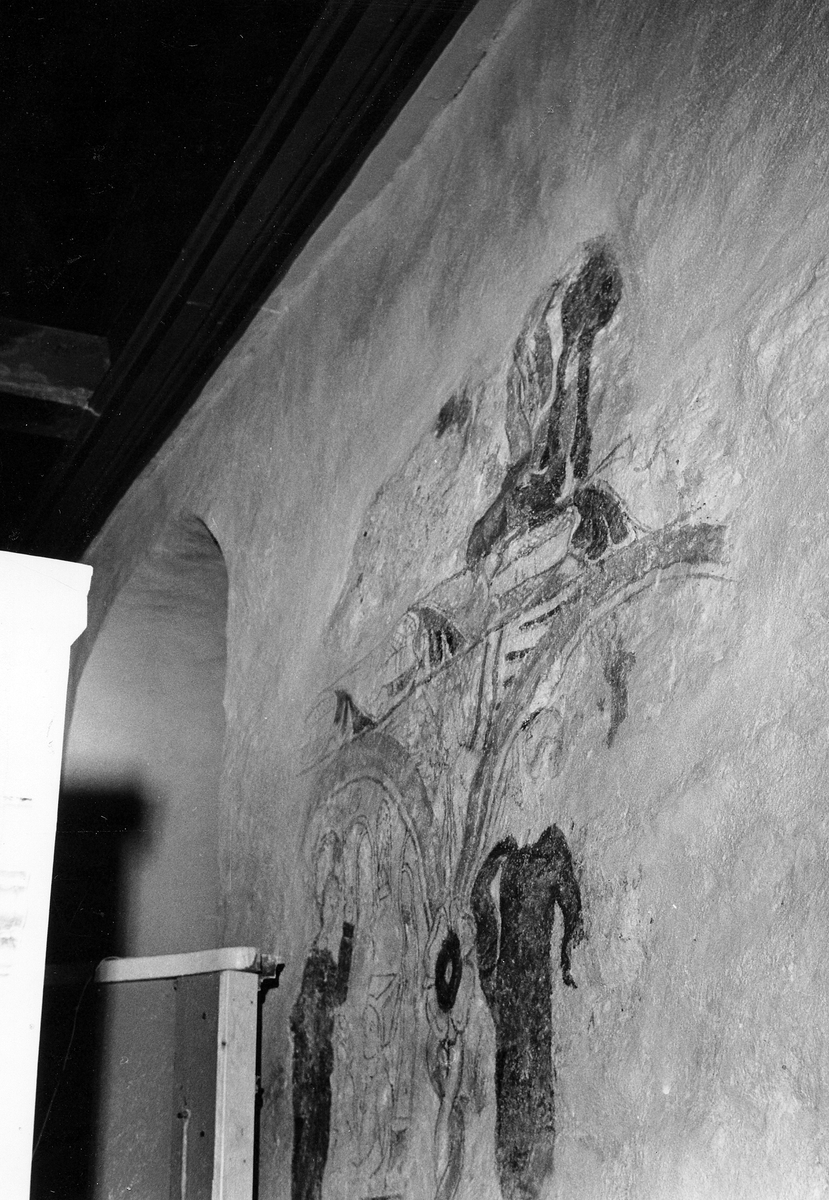 Stråvalla sn.
Stråvalla kyrka efter renoveringen juni 1964.
Foto 1, Norra långhusväggen, detalj bakom predikstolen, efter restaureringen. 
Foto 2, Södra långhusväggen, detalj av målning omedelbart öster om läktarbröstningen och nedanför taklisten.
Foto 3 Del av kalkmålning på flätbandsfris, norra långhusväggen.
Foto 4 Norra långhusväggen, del av kalkmålning i arkad på flätbandsfris.
Foto 5 Norra långhusväggen, nedre delen av kalkmålning i arkad flätbandsfris.
Foto 6, Norra långhusväggen, del av kalkmålning med mittbård och underliggande arkadbåge.