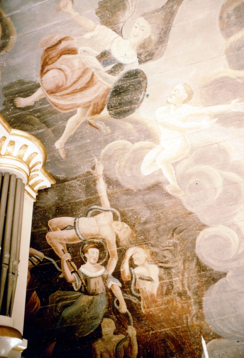 Stråvalla sn. Stråvalla kyrka.
Foto 1, Takmålning i koret åt öster från 1789.
Foto 2, På norra sidan av orgelläktaren.
Foto 3, Över södra väggen närmast koret från 1789.
Foto 4, Över norra väggen närmast koret från 1789.
Foto 5, Över norra väggen från 1789.
Foto 6, Över södra väggen från 1789.
Foto 7, I valvet närmast koret från 1789.
Foto 8, Mitt i taket framför orgelläktaren från 1789. Observera den övertäckta öppningen i mitten, att såväl sjuklig ånga må utdragen blifwa, som och ljudet af sången mera vara befogat! Protokoll 29 mars 1775.
Foto 9 Stråvalla kyrka, takmålning i koret åt sydost från 1789.