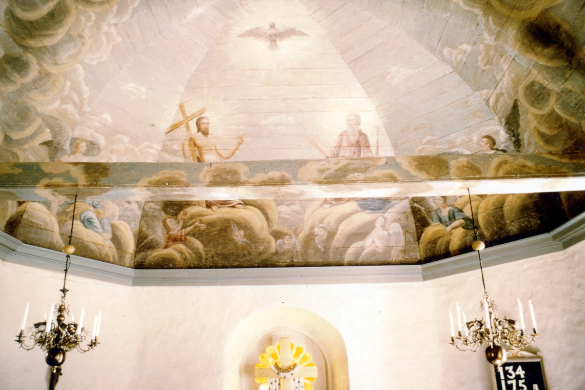 Stråvalla sn. Stråvalla kyrka.
Foto 1, Takmålning i koret åt öster från 1789.
Foto 2, På norra sidan av orgelläktaren.
Foto 3, Över södra väggen närmast koret från 1789.
Foto 4, Över norra väggen närmast koret från 1789.
Foto 5, Över norra väggen från 1789.
Foto 6, Över södra väggen från 1789.
Foto 7, I valvet närmast koret från 1789.
Foto 8, Mitt i taket framför orgelläktaren från 1789. Observera den övertäckta öppningen i mitten, att såväl sjuklig ånga må utdragen blifwa, som och ljudet af sången mera vara befogat! Protokoll 29 mars 1775.
Foto 9 Stråvalla kyrka, takmålning i koret åt sydost från 1789.