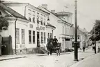 Sandgärdsgatan västerut med Hotell Nyström (kvarteret Linné, nr 2). Fotot trol. taget ca 1890, huset byggdes på med en våning 1895. Man ser ner mot korsningen med Kungsgatan. En hästskjuts passerar framför hotellet.