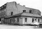 Kafé Stjärnan och Sjödahl & Haglinds inför rivning. Sandgärdsgatan, Växjö, ca. 1960.