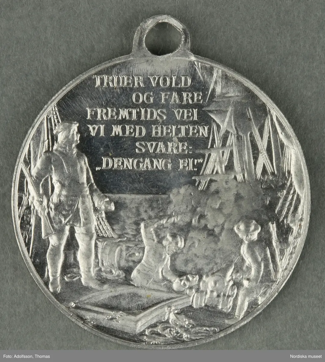 Huvudliggaren:
"a-y, Minnesmedaljer, norska, över den 17 maj; av aluminium (1 av vit metall) 24 st. från åren 1884-1907.
Gåva 28/5 1907. Läffler, Fritz, professor, Djursholm."