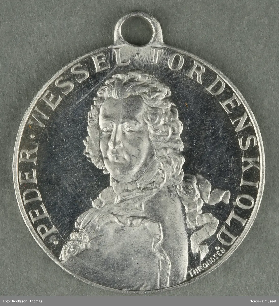 Huvudliggaren:
"a-y, Minnesmedaljer, norska, över den 17 maj; av aluminium (1 av vit metall) 24 st. från åren 1884-1907.
Gåva 28/5 1907. Läffler, Fritz, professor, Djursholm."