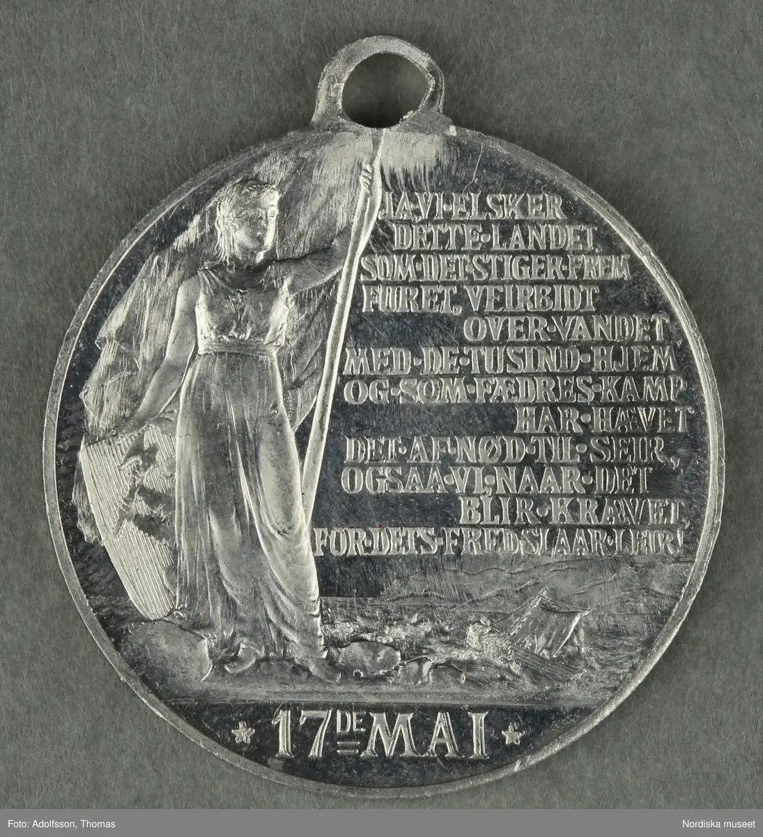 Huvudliggaren:
"a-y, Minnesmedaljer, norska, över den 17 maj; av aluminium (1 av vit metall) 24 st. från åren 1884-1907.
Gåva 28/5 1907. Läffler, Fritz, professor, Djursholm."