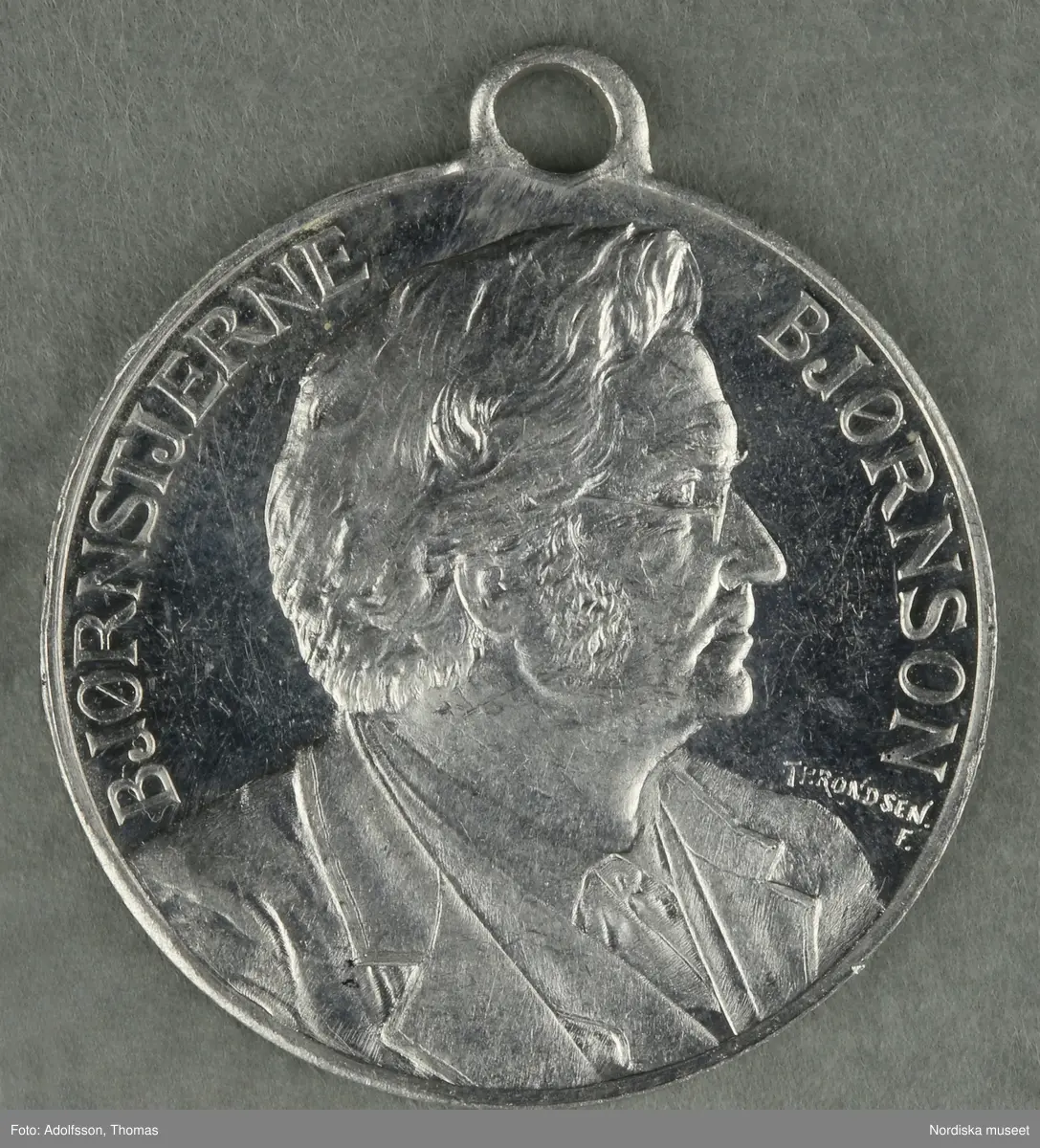 Huvudliggaren:
"a-y, Minnesmedaljer, norska, över den 17 maj; av aluminium (1 av vit metall) 24 st. från åren 1884-1907.
Gåva 28/5 1907. Läffler, Fritz, professor, Djursholm."