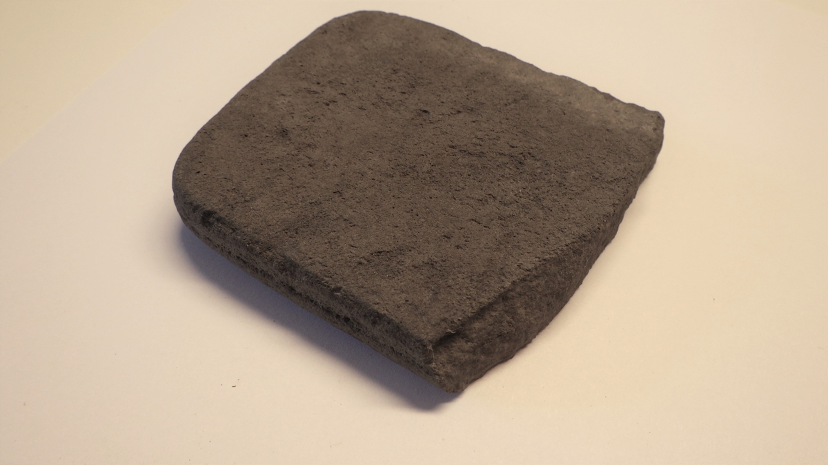MALV: L. 8, 1 CM, B. 7, 6 CM, T. 1, 6 CM, REKTANGULÆR FORM, AVBRUKKET, AVRUNDET I HJØRNENE OGSIDENE. 
