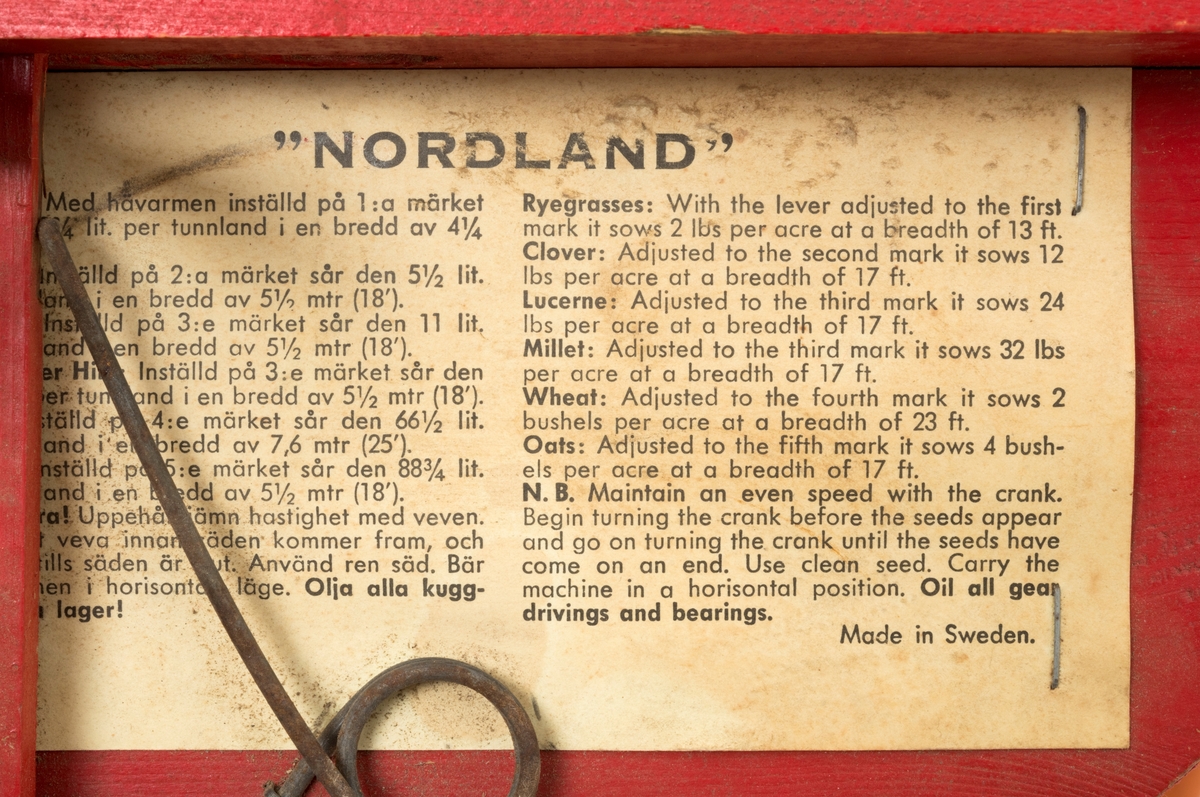 Såapparat, konstruert for manuell breisåing av ymse frøslag. Apparatet er bygd på og omkring ei rødmalt treplate som er 37 centimeter lang og 20,7 centimeter bred. Formen på denne plata kan minne litt om et flygel, men «klaviaturenden» er ikke rett, den er konvekst buet. Langs ytterkantene på botnplata er det påstiftet et oransjefarget, gummiert lerretsstoff som er 34 centimeter bredt, og som har fungert som, frøbeholder. I denne posen er det fastsydd en bærestropp av gråkvitt lerretsstoff, Inne i frøbeholderen er det en rektangulær forsenkning i botnplata, på tvers av dennes lengderetning. Herfra faller frøet ned mot underliggende spredermekanismer. De er montert på to parallelle lekter på undersida av botnplata. Mellom disse er det montert en tverrgående stillpinne, som ved hjelp av ei stillbar fjær på den "ytre" lekta kan låses i fem ulike posisjoner, som gjenspeiler ulike breddeåpninger på den nevnte spalta i botnplata. Under denne åpningen, mellom et bøylebeslag av jern og et akselpunkt på undersida av botnplata, er det montert et firearmet blikkbeslag med skovler på hver av de fire armene. Ved å rotere dette beslaget ved hjelp av ei sveiv som er forbundet med skovlakslingen via tannhjul i kvit plast, vil frøet kastes radiært ut fra såapparatet. 

På undersida av såapparatet er det påstiftet en lapp med følgende trykte tekst: 

«"NORDLAND"
Timotej: Med hävarmen inställd på 1:a märket sår den 2 3/4" lit. per tunnland i en bredd av 4 1/4  mtr (14`).
Kløver: Inställd paa 2:a märket sår den 5 1/2 lit. per tunnland i en bredd av 5 1/2 mtr (18`).
Alfalfa: Indställd paa 3:e märket sår den 11 lit. per tunnland i en bredd av 5 1/2 mtr (18´).
Linfö eller Hirs: Inställd på 3:e märket sår den 15 1/4 lit. per tunnland i en bredd av 5 1/2 mtr (18´)
Vete: Inställd på 4:e märket sår den 66 1/2 lit. per tunnland i en bredd av 7,6 mtr (25´)
Havre: Inställd på 5:e märket sår den 88 3/4 lit. per tunnland i en bredd av 5 1/2 mtr (18´)¨
Observera! Uppehåll jämn hastighet med veven. Börja att veva innan säden kommer fram, och fortsätt tills säden er slut. Använd ren säd. Bär såmaskinen i horisontalt läge. Olja alla kuggdrev och lager!

Ryegrasses: With the lever adjusted to the first mark it sows 2 lbs per acre at a breadth of 13 ft.
Clover: Adjusted to the second mark it sows 12 lbs per acre at a breadth of 17 ft.
Lucerne: Adjusted to the third mark it sows 24 lbs per acre at a breadth of 17 ft.
Millet: Adjusted to the third mark it sows 32 lbd per acre at a breadth of 17 ft.
Wheat: Adjusted to the fourth mark it sows 2 bushels per acre at a breadth of 23 ft.
Oats: Adjusted to the fifth mark it sows 4 bushels per acre at a breadth of 17 ft.
N. B. Maintain an even speed with the crank. Begin turning the crank before the seeds appear and go on turning the crank until the seeds have come on an end. Use clean seed. Carry the machine in a horisontal position. Oil all gear driviongs and bearings.

Made in Sweden»

Fra produsentens side var dette såapparatet åpenbart beregnet på utsæd av åkerbruksvekster. Det kan imidlertid ha vært anvendt i skogbruket også, kanskje særlig i skogplanteskolenes såsenger.