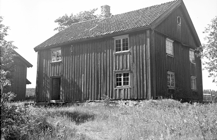 Text till bilden: "Dalslandstugan före flyttning".