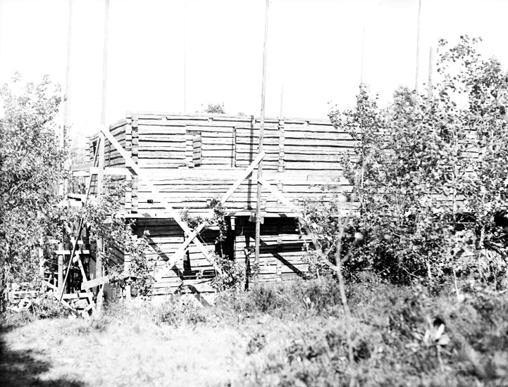Text till bilden: "Byggnadssnickeravd. Dalslandstugan under arbete".