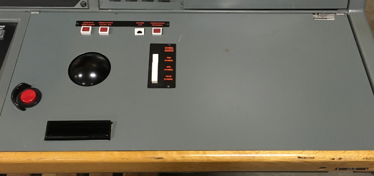 Manöverbord RRJAL 2 för radarjaktledare. Tillverkad av Standard Radio & Telefon AB.